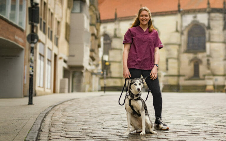 Pflegekraft von Felten mit Hund in Münster