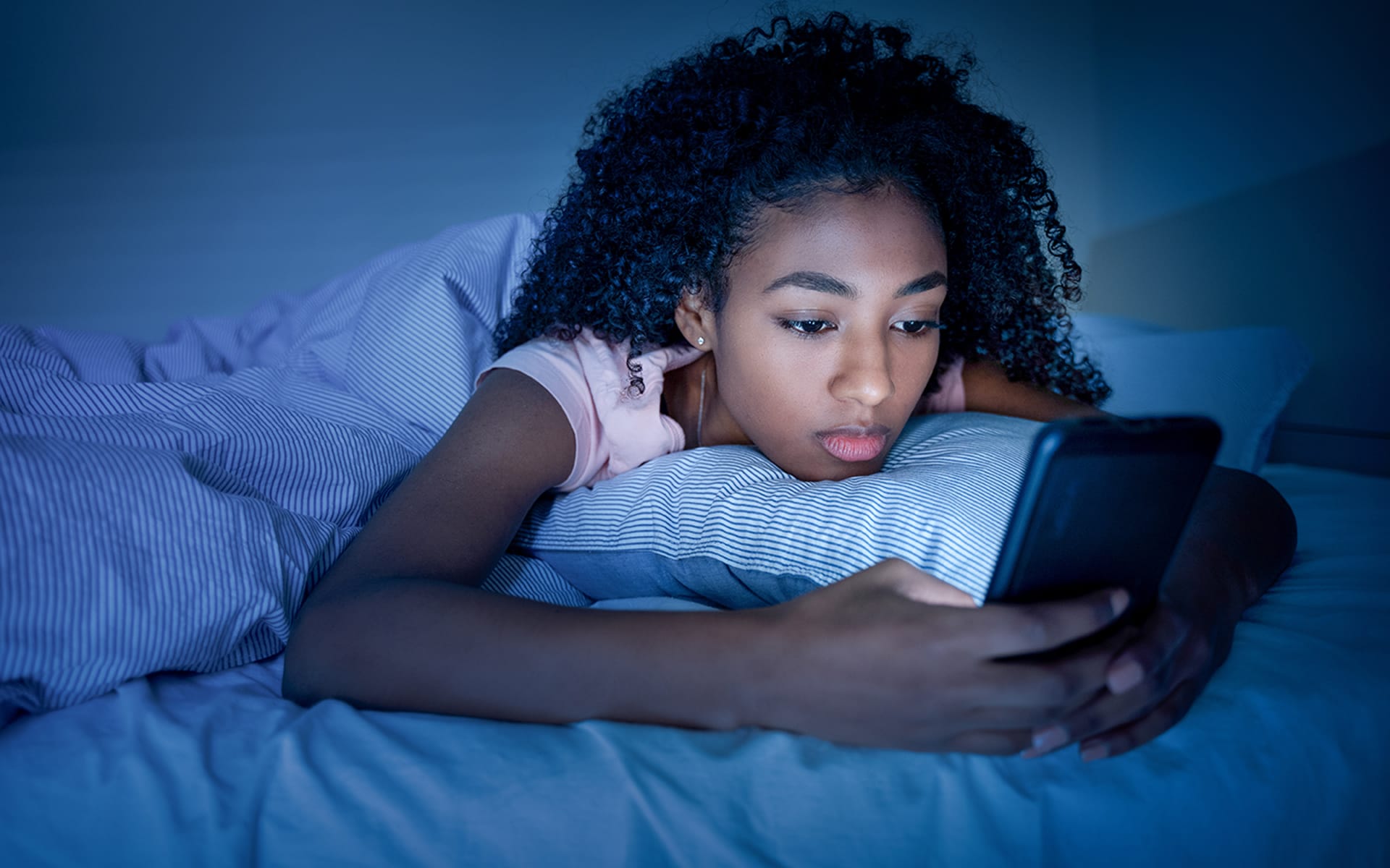 Guter Schlaf als Pflegekraft: Handy im Bett